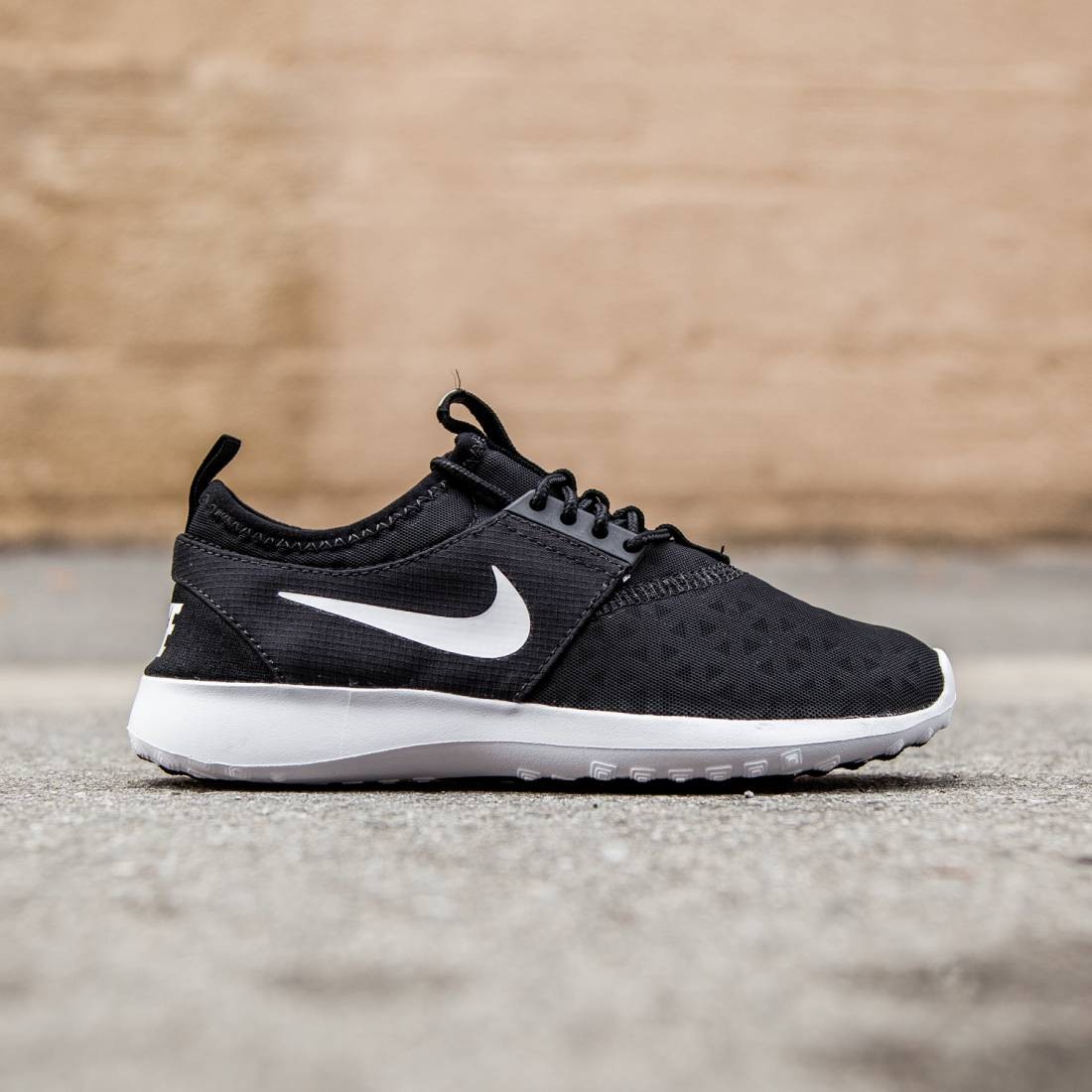 Nike Women Juvenate (black///white)