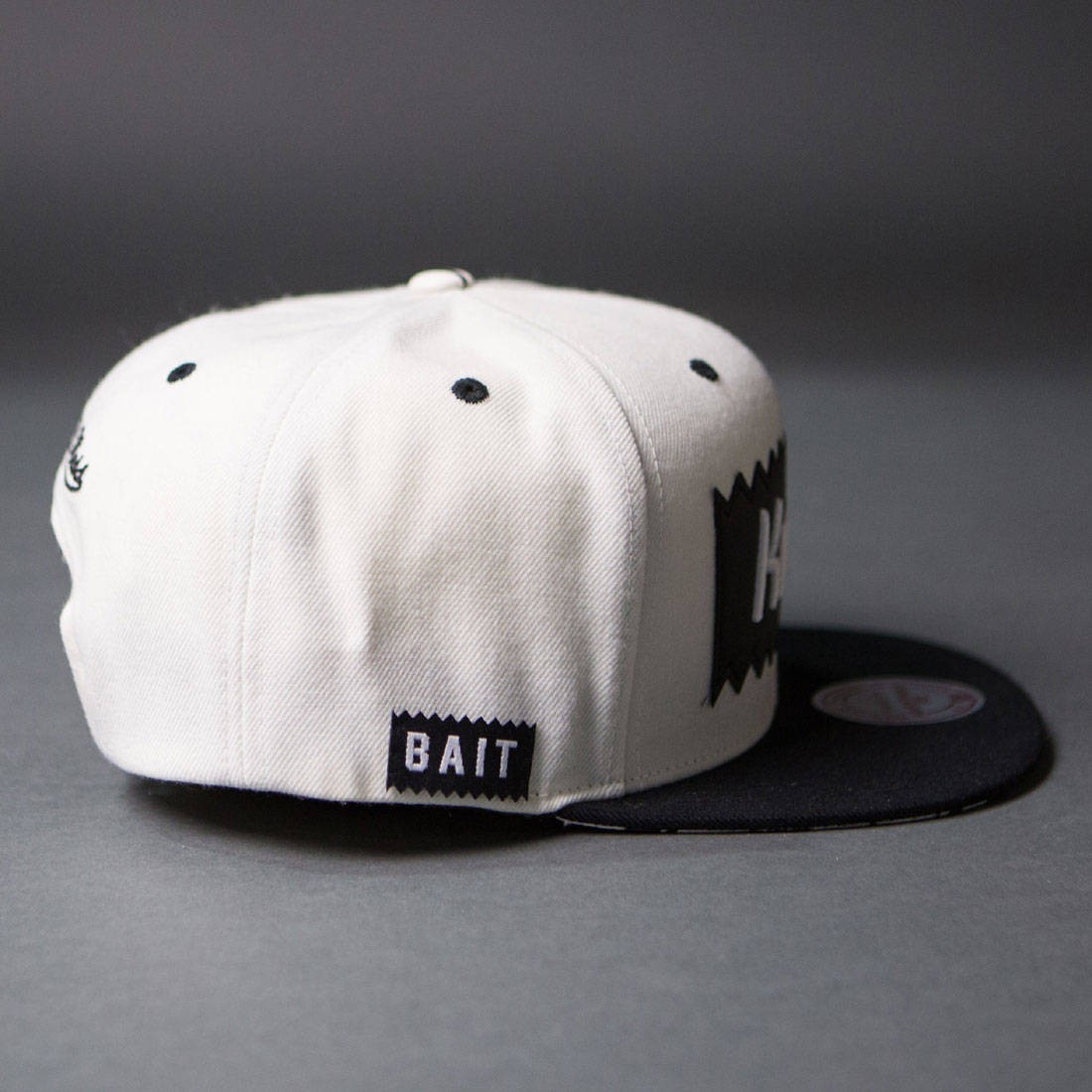 BAIT x NHL x Mitchell And Ness Los Angeles Kings STA3 Wool Snapback Cap  (white / black)