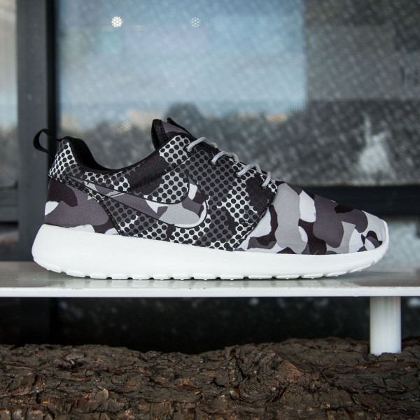 Black and white nike roshes on sale