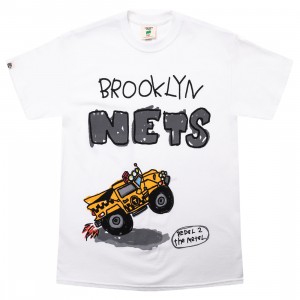 Set Descending Direction x NBA Men Nets Doodle Tee (white)