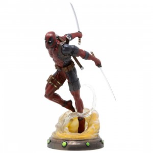 Diamond Select Toys Marvel Gallery Deadpool 9 Inch PVC Figure (red)