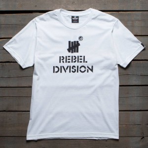 Undefeated x SYR Men Rebel Division Tee (white)